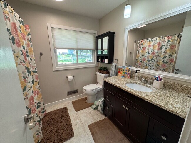 Building Photo - "Experience Elegant Living: 4-Bed Home with Granite Touches & Cozy Fireplace in Cottage Grove!"