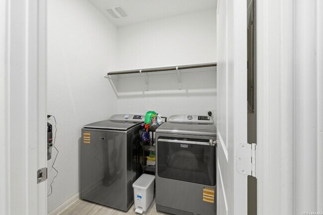 Building Photo - 6067 Draw Lp
