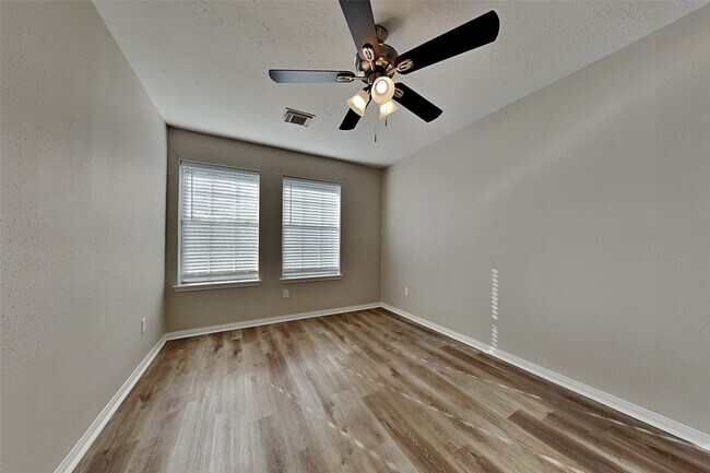 Building Photo - 31110 Silver Village Dr