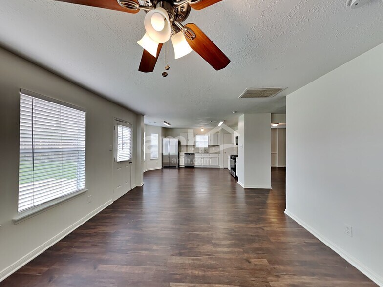 Building Photo - 9423 Eaglewood Spring Dr