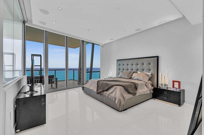 Building Photo - 17121 Collins Ave