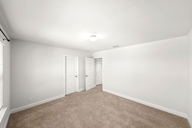 Building Photo - Pools, Waterslides, Fitness Center, Fishing, Splash Pad and MORE!