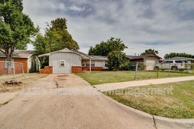 Building Photo - 3005 SW 52nd Pl