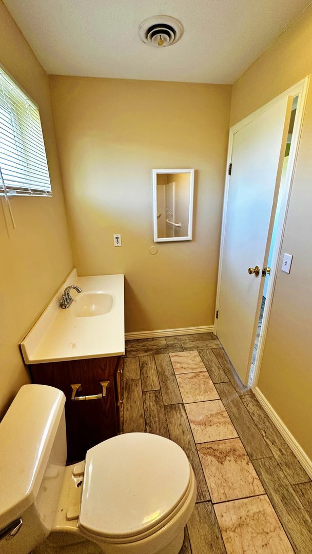 Building Photo - Quiet Guest House 2 Bed 1 Bath in the Coun...