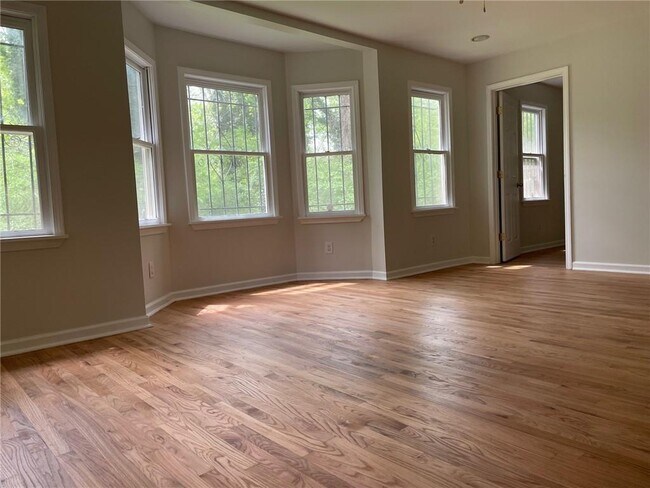 Building Photo - 349 Laquita Dr SE