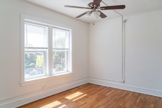 Building Photo - Albany Park - 1 Bed / 1 Bath - Dog Friendly!