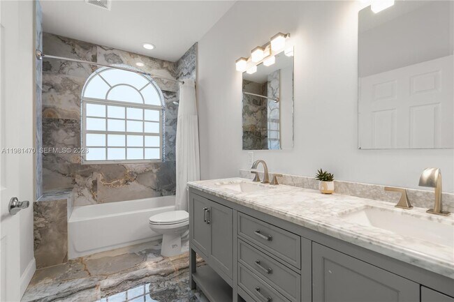 Building Photo - 1139 NE 3rd Ave