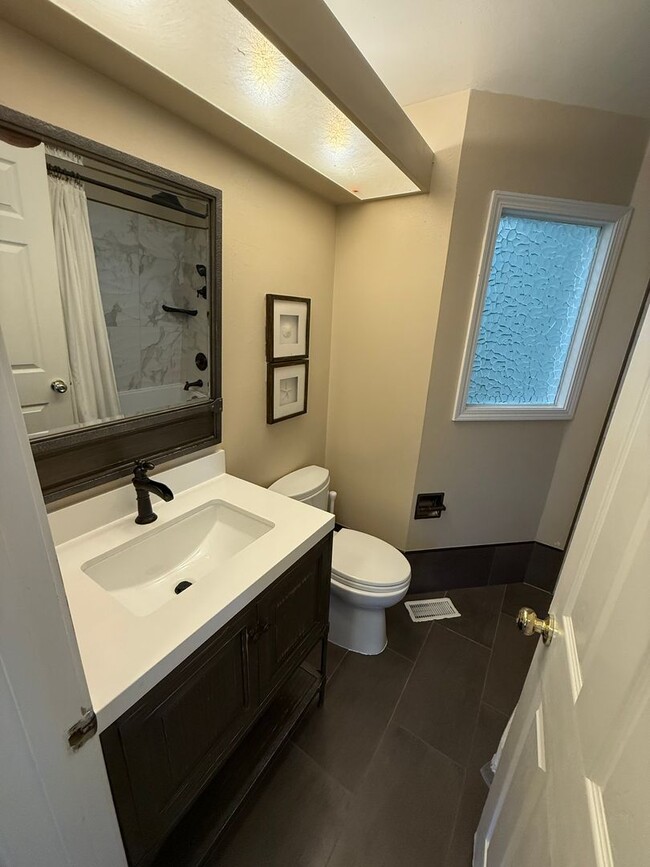 Building Photo - Entertainer’s Dream in NE Portland – Fully...