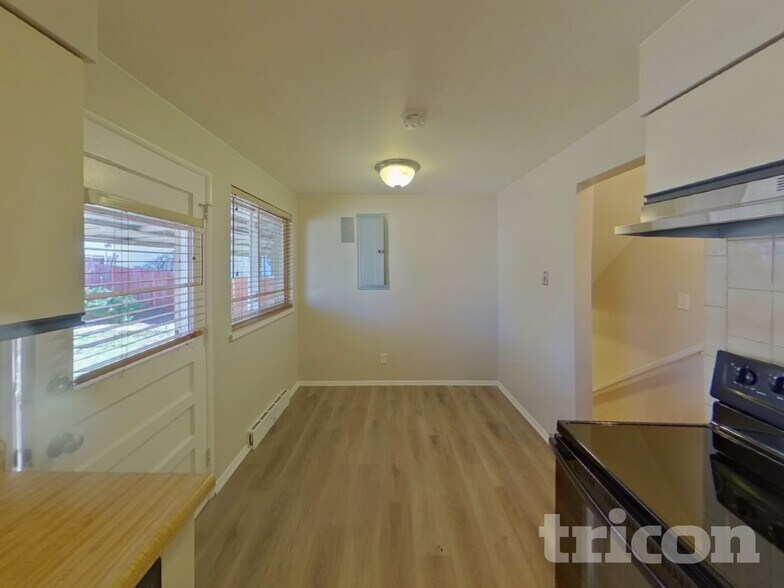 Building Photo - 2011 N Circle Dr