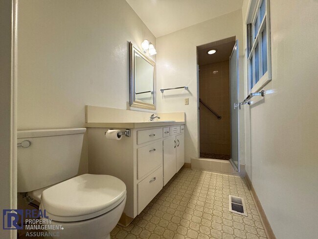 Building Photo - Charming 4 bedroom Rambler!