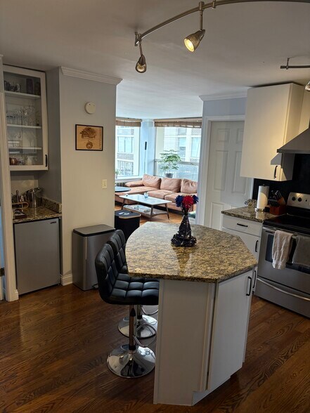 kitchen - 1360 N Sandburg Ter