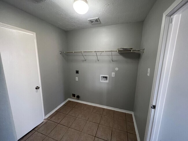 Building Photo - 19451 Nasworthy Dr