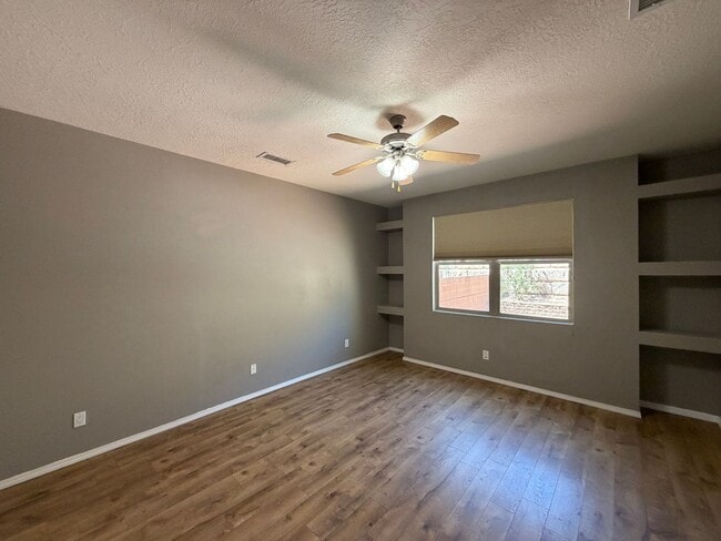 Building Photo - Beautiful Luxury Single Story Town Home Available Near Coors Blvd NW & Dellyne Ave NW!