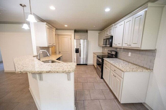 Building Photo - Beautiful 3 Bedroom 2 Bathroom Townhouse i...
