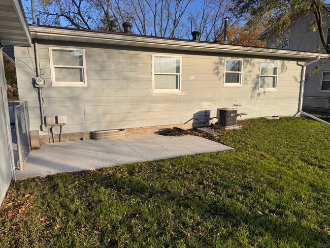 Building Photo - 1005 21st St S