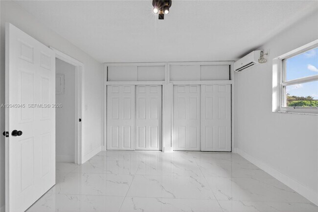 Building Photo - 1520 NE 56th St