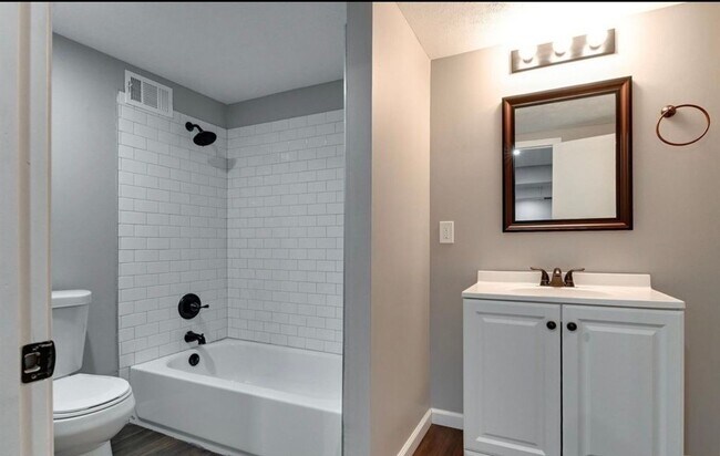 Building Photo - Beautiful & Spacious 3 Bedroom, 2 Bathroom Home in South Omaha – 1,872 Sq Ft