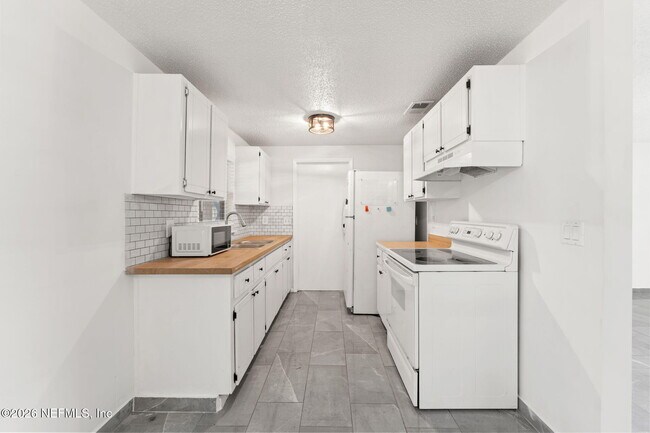 Building Photo - 4212 Pointe Haven Dr N