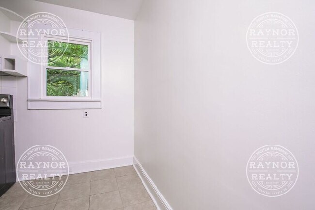 Building Photo - 206 Layton St