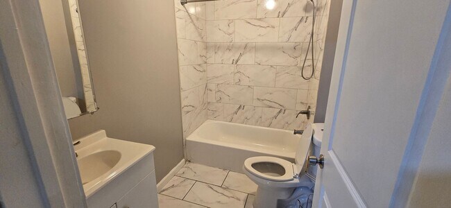 Building Photo - Huge 3-level 6 Bedroom - 2,500 sq/ft!