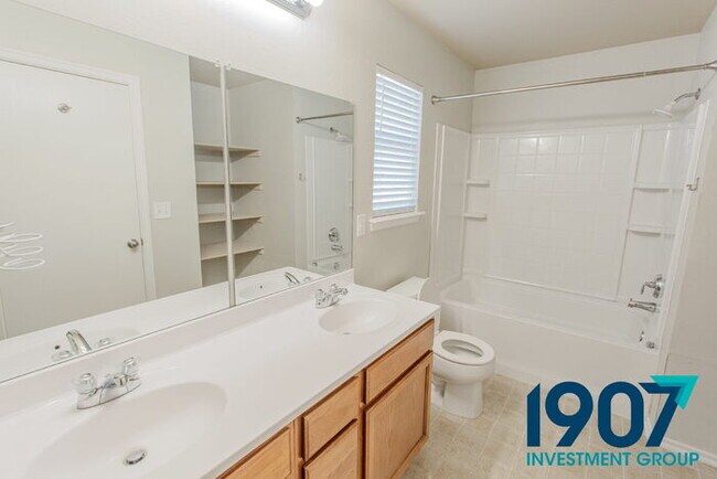 Building Photo - Beautiful 3-Bedroom Home in OKC - Availabl...