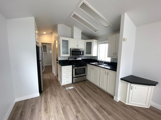 Building Photo - 1 Bed/1 Bath Coastal Encinitas
