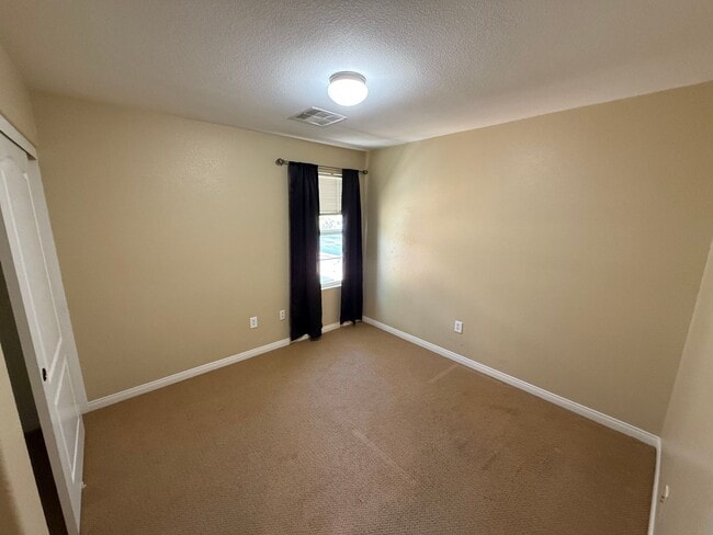 Building Photo - Beautiful 2-Story Townhome in Gated Area w...