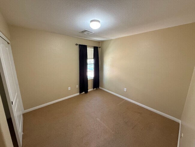 Building Photo - Beautiful 3BED/2BATH  2-Story Townhome in ...