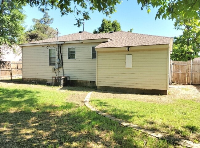 Building Photo - 2 Bed 1 Bath 1 Car Garage in the Bill Atki...