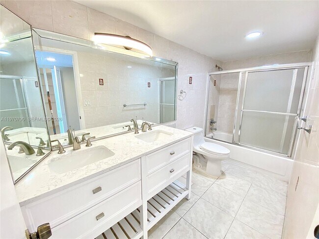 Building Photo - 1300 NE Miami Gardens Dr