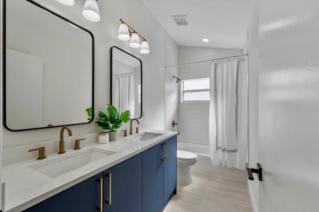 Guest Bathroom - also straight out of a magazine - 1610 Yachtman Pl