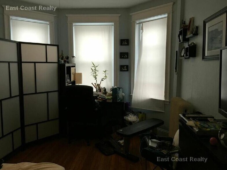 Building Photo - 221 Kelton St