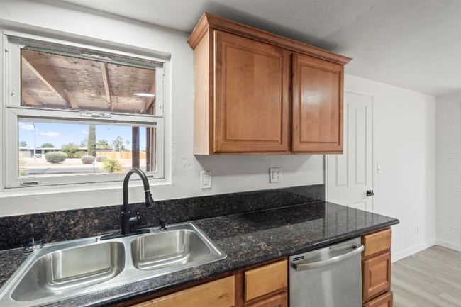 Building Photo - 3431 S Pantano Rd