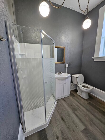 Building Photo - 111 Lincoln Ave