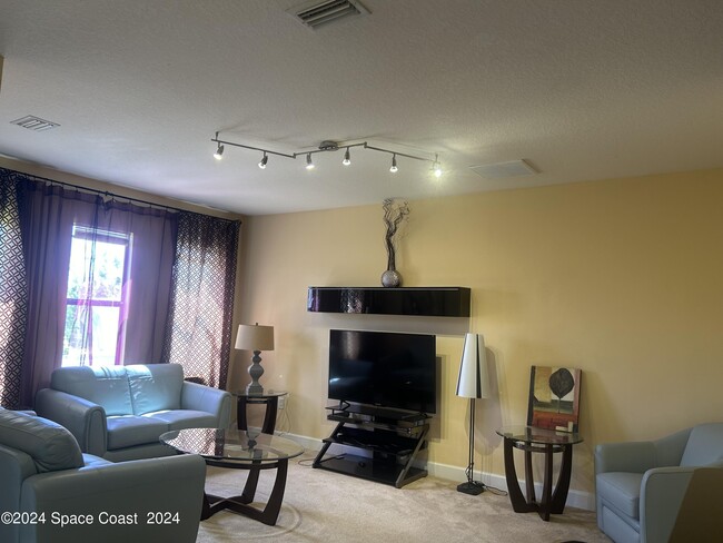 Building Photo - 755 Ventura Dr