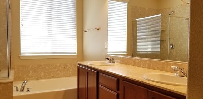 Building Photo - Large beautifully maintained newer home located in Demonte Ranch.