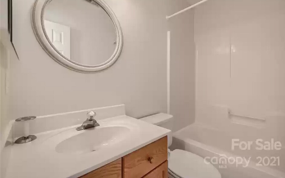 Attached bath for second bedroom - 12707 Spirit Bound Way