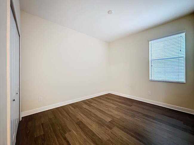 Building Photo - 6 BEDROOM 3 BATHROOM TWO STORY HOME ON IND...