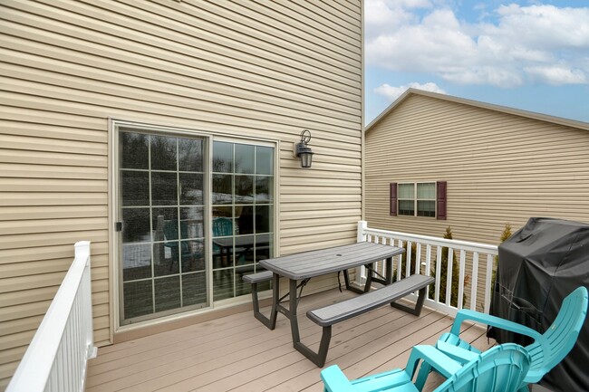 Building Photo - 4 bedroom townhome