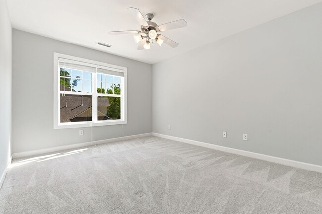 Building Photo - Beautiful 3 Bedroom / 2.5 Bathroom Townhome - Available NOW!