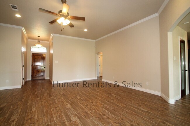 Building Photo - 1104 Wren Cir