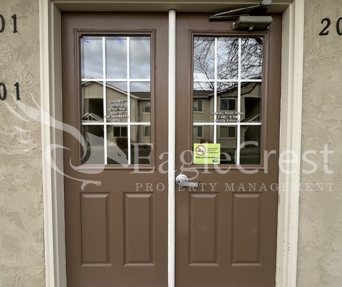 Building Photo - Two Bedroom Upstairs Unit in The Vineyards