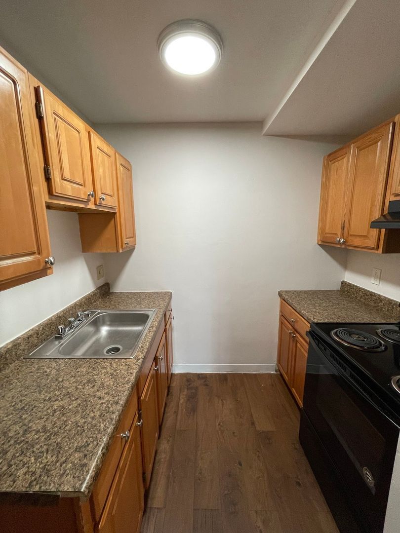 Building Photo - 731 River St