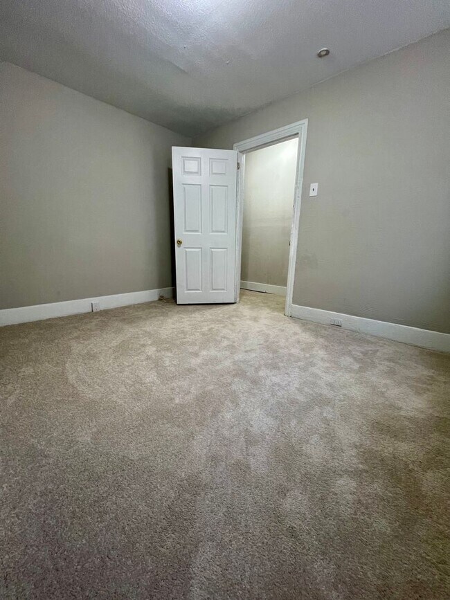 Building Photo - 3-Bedroom + Bonus Room | 1-Bath End-of-Row Townhome in Norristown – Available Now!