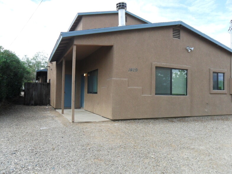 Unit #2 Entry - 1409 E Elm St