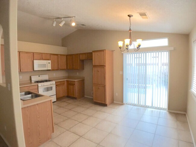 Building Photo - Spacious 3BR/2BA Home in Ventana Ranch wit...