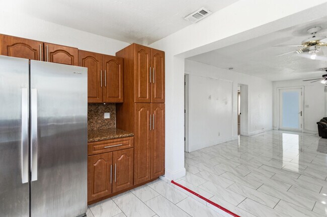 Building Photo - 2748 SW 46th Ct