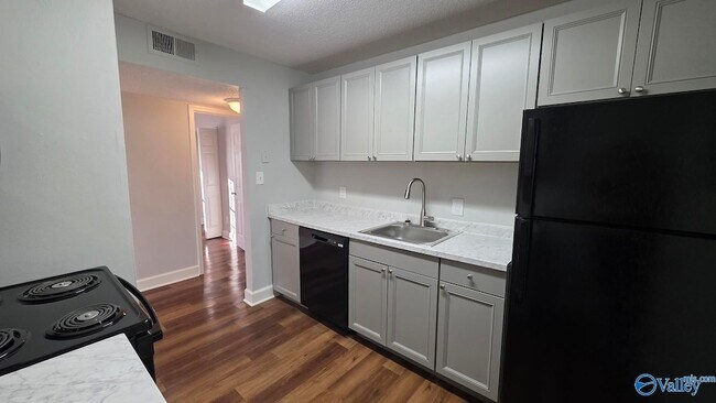 Building Photo - 628 Canterbury Ave SW