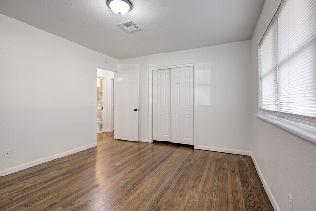 Building Photo - 806 Denison Dr