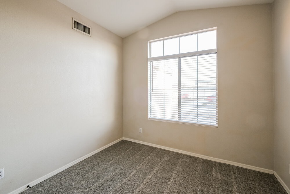 Building Photo - 8667 W Palm Ln